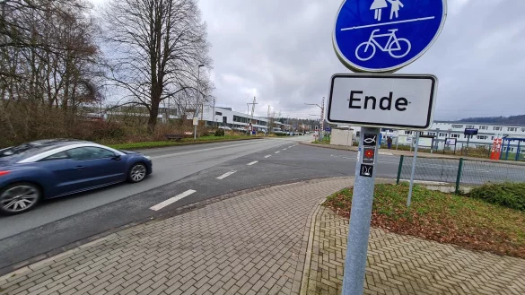 Der Radweg endet aktuell noch vor dem Bahnübergang. Das soll sich aber ändern. Ein Planungsbüro arbeitet an Lösungen für einen Lückenschluss auf der Bahnhofstraße. - © Marianne Schwarzer