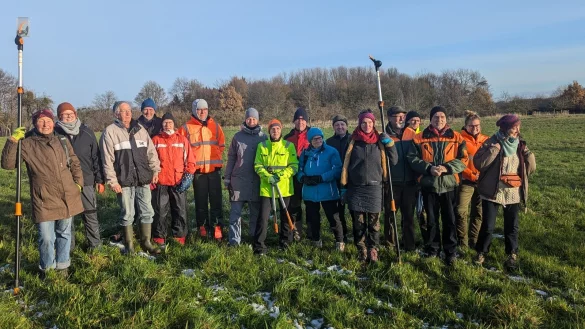 Das Bild zeigt die ehrenamtliche Gruppe mit Vanessa Kowarsch (6. von rechts),
Ann-Katrin Linke (2. von rechts) und Jürgen Georgi (3. von rechts). - © Gemeinde Kalletal