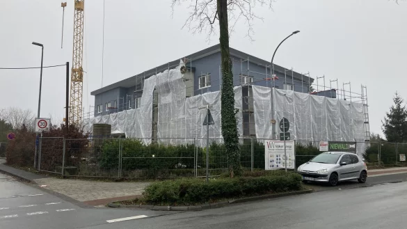 Im Augustdorfer Pastorenweg entsteht zurzeit ein Neubau mit 18 Wohnungen, die speziell für Senioren gedacht sind. - © Cordula Gröne