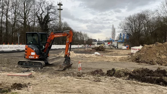 Von der Einmündung zur Sprottauer Straße ist nicht mehr viel übrig. Bagger bearbeiten jetzt das Erdreich. - © Jana Beckmann