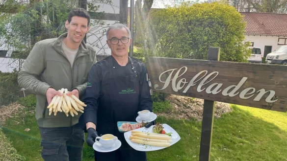Constantin von Laer (l.) und Axel Generotzky zeigen, welchen Weg die Spargelstange vom Acker bis auf den Teller nimmt. - © Mareike Köstermeyer
