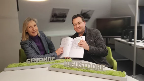 Kämmerer Patrick Herrmann und seine Stellverreterin Stephanie Schneider mit dem Haushaltsplanentwurf. - © Gemeinde Augustdorf