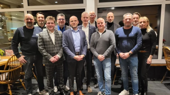 Der Lions Club Bad Salzuflen freut sich über die Bilanz des Adventskalenderverkaufs und des Glühweinstandes auf dem Salzhof. - © Lions Club Bad Salzuflen