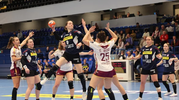 In dieser Szene aus dem Europeapokalspiel gegen Dijon beobachtet Diana D&ouml;gg Magnusdottir (Zweite vonlinks) den Torwurf ihrer Teamkameradin Nieke K&uuml;hne. - &copy; Paul Cohen