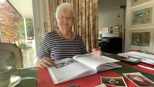 Erika von Dosky hat ihre Fluchtgeschichte aus Strasburg aufgeschrieben. Die Flucht aus der DDR 1961 hat sie noch nicht zu Papier bringen können: "Das regt mich heute noch so sehr auf", sagt sie. - © Silke Buhrmester