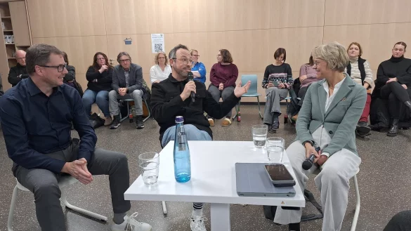 NRW-Schulministerin Dorothee Feller (r.) sitzt mit Gesprächspartnern in der Hellingskampschule in Bielefeld, um sich über den Schulalltag auszutauschen. - © Ingo Kalischek