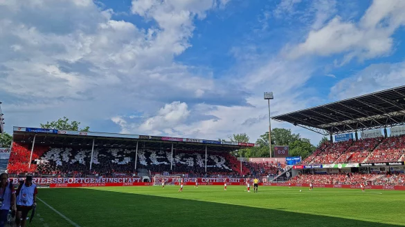 Das LEAG Energie Stadion in Cottbus, besser bekannt als Stadion der Freundschaft. Die DFL sieht es offenbar als nicht zweitligatauglich an. - © IMAGO/Fotostand
