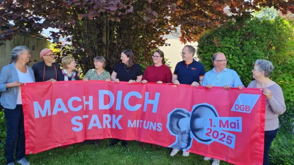 Machen sich stark f&uuml;r Arbeitnehmerrechte: (von links) Walburga Erichsmeier (Verdi), Peter Konopka und Sabine Unger (Musikgruppe Roter Faden), Edeltraud N&uuml;lle (DGB), Clea Stille (DGB Bielefeld), Talitha Quante (NGG), Daniel Salewski (IG Metall), Thomas Aulbur (DGB) und Rodena Erichsmeier (GEW) laden zum gro&szlig;en Familienfest am ersten Mai ein. - &copy; Marianne Schwarzer