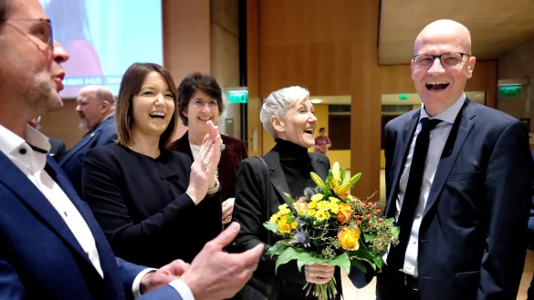 CDU-Politiker Ralph Brinkhaus (r.) und seine Frau Elke Tombach (zweite von rechts) sind im Gütersloher Kreishaus mit Applaus empfangen worden. - © Andreas Frücht