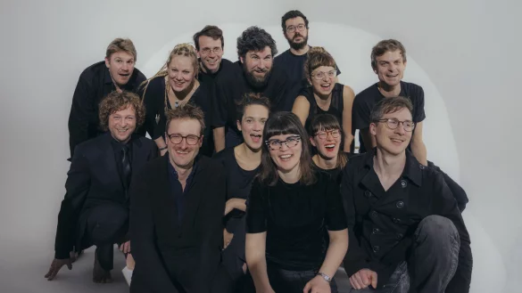 Die Musiker und Musikerinnen von Été Large kommen aus unterschiedlichen europäischen Ländern. In Oerlinghausen wollen sie musikalisch Geschichten erzählen. - © Anna Roters