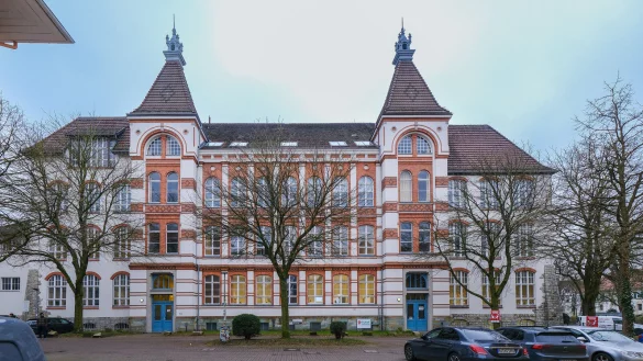 Imposantes Gebäude mit viel Platz: Den linken Teil der ehemaligen Gutenbergschule nutzt jetzt die Grundschule Gellershagen, den rechten aktuell noch das Abendgymnasium. - © Andreas Zobe