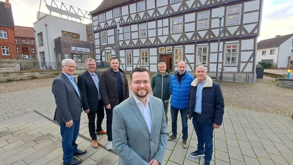 Selten waren sie sich so einig: Nieheims CDU und SPD wissen genau, wen sie als Sieger bei der n&auml;chsten Kommunalwahl sehen wollen - Mathias Koch (Mitte). Daf&uuml;r werben Erwin Nowak (CDU, v. l.), Swen Horstmann (SPD), Robin Lintemeier (CDU), Stephan Kunstein (CDU, v. r.), Uli Kros (SPD) und Wolfgang Kuckuk (SPD). - &copy; Madita Schellenberg