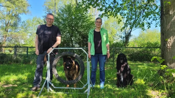 Ein eingespieltes Team: Wilfried Eggert mit Odin und Evelyn Burre mit Rasmus vom Hundesportverein Lieme. - © Katrin Kantelberg