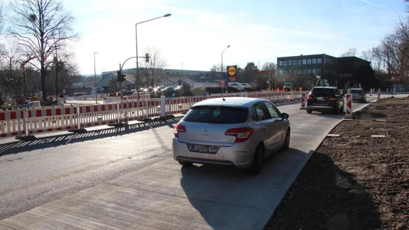 Die Heidenoldendorfer Straße ist wieder frei und kann in beide Richtungen befahren werden. Die Einmündung zur Sporttauer Straße ist ab sofort gesperrt. - © Jana Beckmann