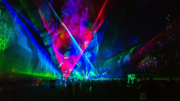 Die aufwendige Lasershow lässt das bekannte Denkmal in einem neuen Licht erscheinen. - © LightArt Show Production