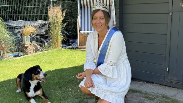 Königin Janina Balk in ihrem Garten mit Hund "King Louie". - © Sven Kienscherf