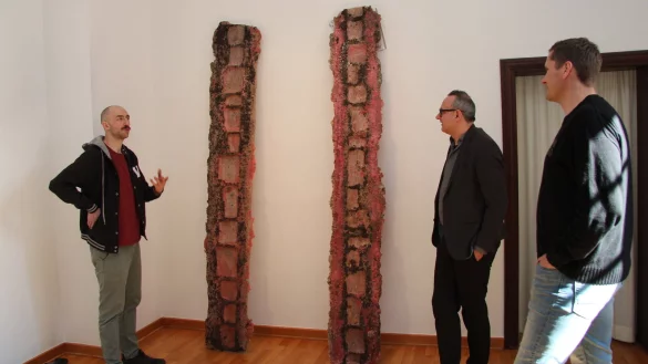 Stipendiat Nils Levin Sehnert (links) stellt Bürgermeister Markus Baier und Sebastian Preiß von der Staff-Stiftung eines seiner Werke vor. Es handelt sich um eine Abformung des Pflasters am Frenkel-Haus. - © Jana Beckmann