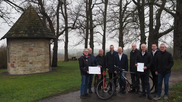 An der Hove-Kapelle zwischen Abtei und Münsterbrock, dem Startpunkt des neuen Radwegs, stehen Klaus Hasenbein (Bauamt Marienmünster; von links), Jochen Heering (Bauamt Schieder-Schwalenberg), Karl-Heinz Huneke (Ländlicher Raum aktiv), Bürgermeister Jörg Bierwirth, Ulrich Tilly (Bezirksregierung Detmold), Stefan Niemann (Bauamt Marienmünster), Bürgermeister Josef Suermann, Elmar Meyer (Allgemeiner Vertreter Marienmünster) und Planer Roland Hoppe. - © Josef Köhne