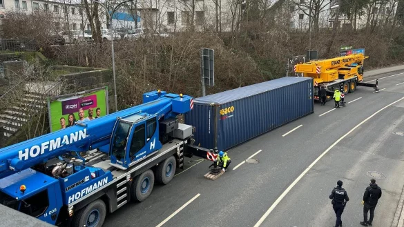 Die Niederstraße wurde für die Dauer der Bergung von der Polizei gesperrt. Der Container konnte zwischenzeitlich unter der Brücke hervorgezogen werden. - © Claus Frickemeier
