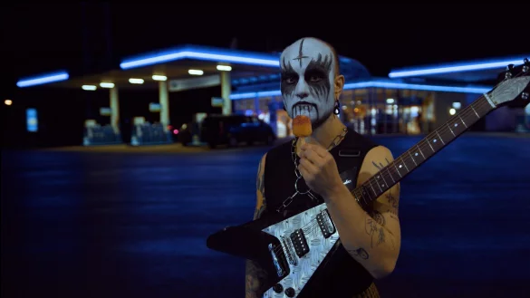 Dino Paris & der Chor der Finsternis begleitet die Lesung musikalisch. - &copy; Arda Funda