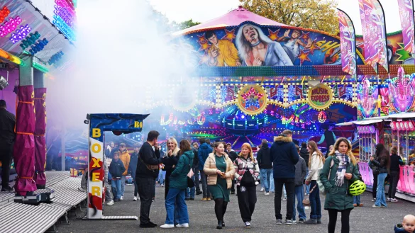 Rummel, Fahrgeschäfte und bunte Lichter auf der Herbstkirmes in Augustdorf. - © Nicole Ellerbrake