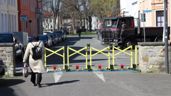 Diese gelben Terrorsperren (hier an der Grabbestraße) sind am vergangenen Wochenende mit Frühjahrskirmes und Frühlingsfest testweise im Einsazu gewesen. Der Lkw im Hintergrund hat damit nichts zu tun. - © Jana Beckmann