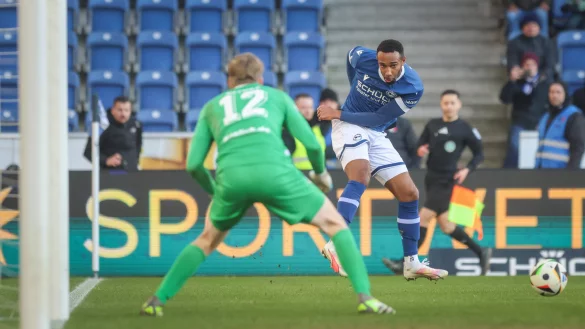 Arminia Bielefelds Angreifer Noah Sarenren Bazee (r.) ist laut DSC-Coach Kniat "eine Waffe". Aber eine, die nur dosiert eingesetzt werden kann. - &copy; Oliver Krato