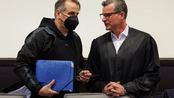 Anwalt Detlev Binder (rechts) aus Bielefeld vertrat in den vergangenen Jahrzehnten viele bekannte Straft&auml;ter, darunter auch Wilfried W. (Horrorhaus von H&ouml;xter). - &copy; dpa