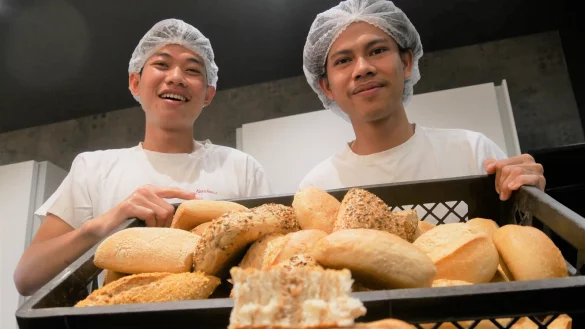 Jako Sandi Kusuma und Anugrah Tri Wardana sind aus Indonesien nach Deutschland gekommen. Sie absolvieren bei Karlchens Backstube in Herford eine Ausbildung zum Bäcker. - © Jemima Wittig