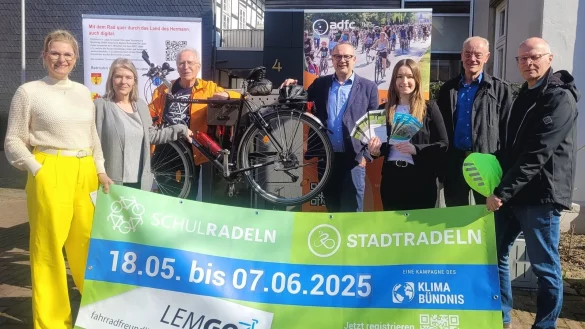 An der neuen Rad-Servicestation: Rabea Kruel (Lemgo Marketing, von links), Susanne Weishaupt (Leader-Managerin), Walter Windt (ADFC), Bürgermeister Markus Baier, Lisa Böhm (Lemgo Marketing), Thomas Eichele (Lippemarketing) und der Fahrradbeauftragte Gerhard Reineke. - © Katrin Kantelberg