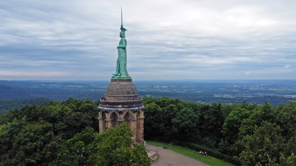 Das Hermannsdenkmal auf der Grotenburg bei Detmold. - © Nicole Ellerbrake