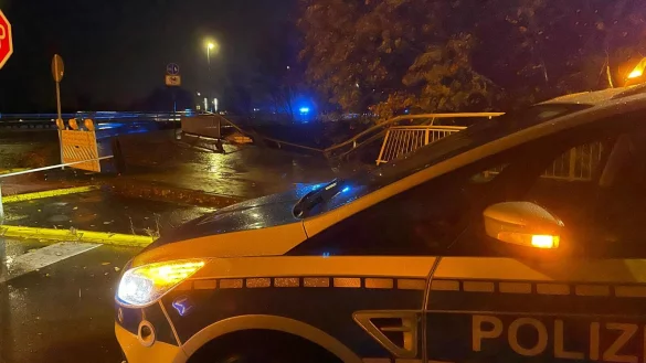Das Auto durchbrach und zerstörte die Leitplanke an der Ecke Gustav-Heinemann-Brücke/Südrampe und krachte rund 20 Meter tief in ein Gebüsch am darunter befindlichen Weserradweg. - © Patrick Schwemling