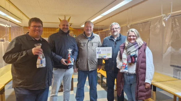 Bei der Spendenübergabe an die Tafel (von links): Daniel Düwel, Christian Olschewski, Willi Düwel, Michael Keil und Steffi Kneese. - © CDU Barntrup