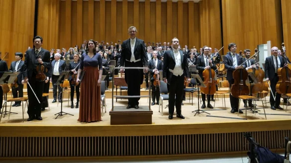 Viel Applaus für das Weihnachtskonzert. Mit der NWD, der Domkantorei Paderborn, den Solisten Anna Sophie Brosig (Sopran) und Ansgar Theis (rechts) unter Leitung von Domkapellmeister Thomas Berning. - © Thomas Krügler