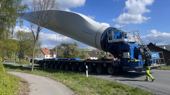 Ma&szlig;arbeit: Im April 2024 rollen die gigantischen Teile der Brakelsieker Windr&auml;der durch Lothe. Jetzt gibt es erneut einen Schwertransport, diesmal schleichen die Fl&uuml;gel durch W&ouml;bbel und Schieder gen L&uuml;gde. - &copy; Silke Buhrmester