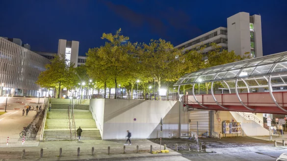 Die Universität Bielefeld bei Nacht: Die größte Hochschule der Region muss sich wie alle anderen Hochschulen in NRW auf Mittelkürzungen einstellen. - © Oliver Krato