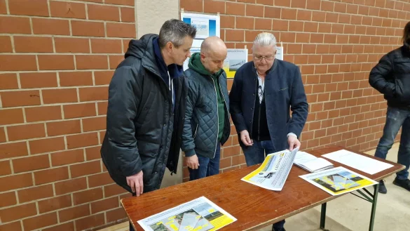 Stefan Bsufka (von links) und Ralf Splett informieren sich bei Klaus Meier von der Interessengemeinschaft über das Thema Brände an Windkraftanlagen. - © Nadine Uphoff