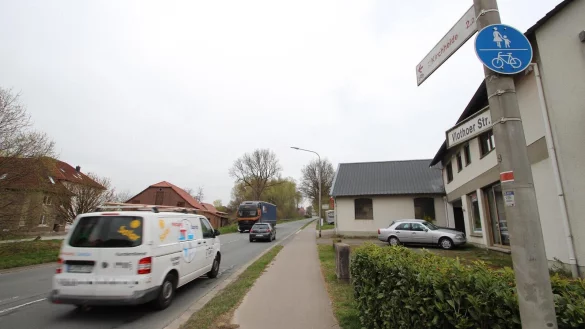 Radfahrer aus Richtung Kirchheide sollen diesen Radweg nicht mehr nutzen. Der Begegnungsverkehr gilt als gefährlich. Stattdessen sollen sie einen Schutzstreifen auf der anderen Straßenseite bekommen. - © Jens Rademacher