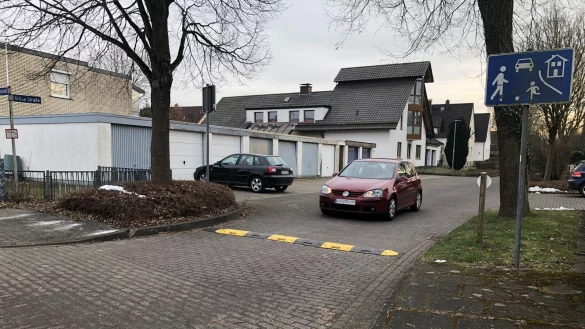 Feste Bodenschwellen sollen den Verkehr in der Grünen Straße beruhigen. Eine erneute Messung soll zeigen, ob die Maßnahme den gewünschten Effekt hat. - © Chiara Wibbeke