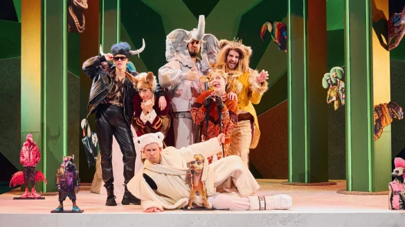 Ein Bild aus dem neuen St&uuml;ck mit: Heiner Junghans (vorne) sowie Magdalena Wei&szlig;, Anne-Kristin Schiffmann, Hartmut Jonas, Rebecca Stute und Bj&ouml;rn Ingmar B&ouml;ske (hinten). - &copy; Landestheater Detmold/Patrick Pollmeier