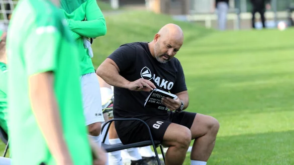 Co-Trainer Güven Aydin verlässt die TuS Helpup zum Saisonende. - © Oliver König