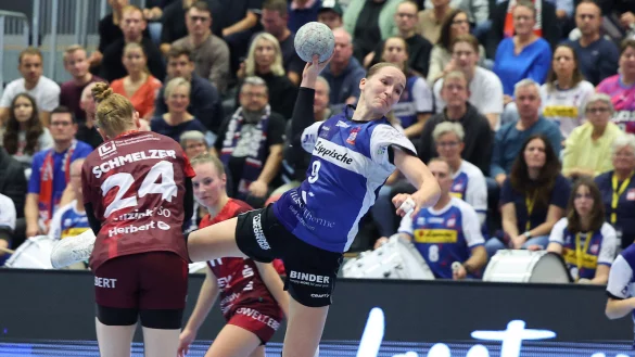 Blombergs Nieke Kühne mit einer weiteren Einzelleistung im Spiel gegen die HSG Bensheim/Auerbach. - © Paul Cohen