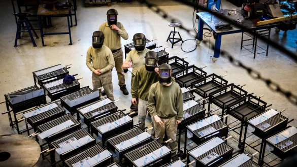 Im Zuge ihrer Ausbildung stellen die jungen Häftlinge in der Schlosserei der JVA Herford auch die begehrten Knastgrills her. Ausbildungsleiter Jonathan T. sagt: "Der Grill ist seit jeher unser meistgefertigtes Produkt." - © Daniel Salmon