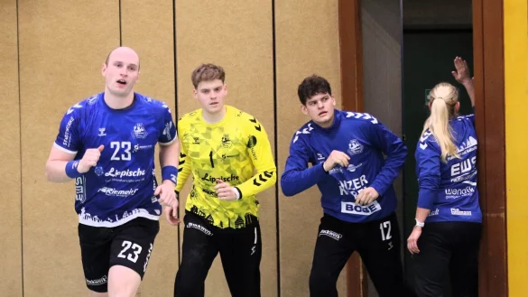 Im Spiel gegen Jöllenbeck führt Carlos Hummerjohann sein Team von Handball Bad Salzuflen als Kapitän aufs Feld, hinter ihm folgen die Torhüter Niklas Südhölter und Matthias Müller. - © Oliver König