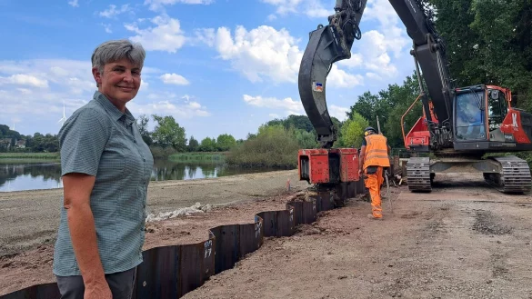 Im August 2024 wurden Spundwandelemente mit schwerem Gerät in den Boden eingebracht. Susanne Hoffmann, stellvertretende Leiterin der Forstabteilung des Landesverbands Lippe, hatte ein Blick auf die Arbeiten. - © CAROLIN BROKMANN-FÖRSTER