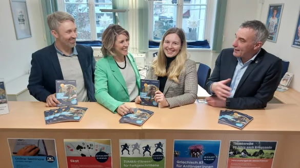Johannes Dittmar (von links/Stadtwerke Bad Salzuflen), Désirée Solle (Leiterin
der VHS), Ilka Steinmetzler (Sparkasse Lemgo) und Dirk Tolkemitt (Bürgermeister
Stadt Bad Salzuflen) im Austausch über das neue Programm. - © VHS Bad Salzuflen