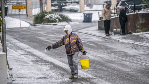 Streusalz zur Bek&auml;mpfung von Glatteis ist in vielen Kommunen in OWL verboten &ndash; es sei denn, es ist glatt. In den Augen unserer Autorin ist die Regelung ein Witz. - &copy; picture alliance/dpa