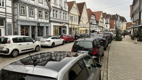In der Krummen Straße kann das Parken auf dem Abschnitt zwischen Langer Straße und Freiligrathstraße künftig nur noch für 30 Minuten erlaubt sein. Das ist eine Möglichkeit, die Fachleute vorschlagen. - © Jana Beckmann