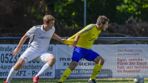 Gleich zu Beginn der Saison haben die Diestelbrucher gegen starke L&uuml;gder antreten m&uuml;ssen. Hier kann Malte Wrenger (links) den davoneilenden Philipp Deppe (L&uuml;gde) nur mittels eines Textilientests stoppen. - &copy; Egon Penner