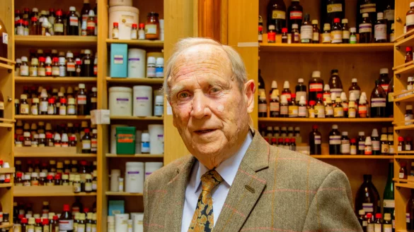 Dr. Manfred Freiherr von Ungern-Sternberg vor seiner Hausapotheke. Allein &uuml;ber 400 hom&ouml;opathische Grundsubstanzen finden sich in den Schr&auml;nken des heute 90-j&auml;hrigen Allgemeinmediziners. - &copy; Raphael Bartling
